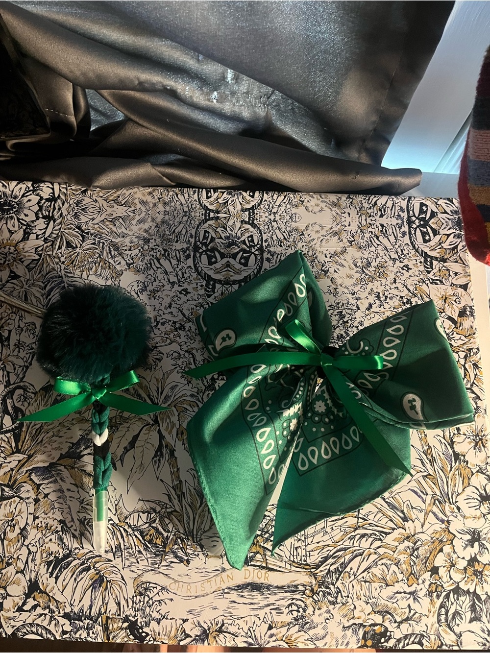 Handmade Emerald Bandana-Print Bow with Pom-Pom Pen set